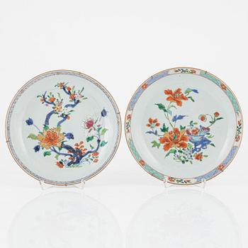 Skålfat, två stycken, porslin. Qingdynastin, 1700-tal.