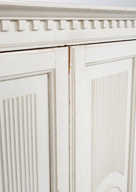 SKÅP, gustaviansk stil, E. Östman & Son Möbeltillverkning, Skövde, 1900-talets första hälft.