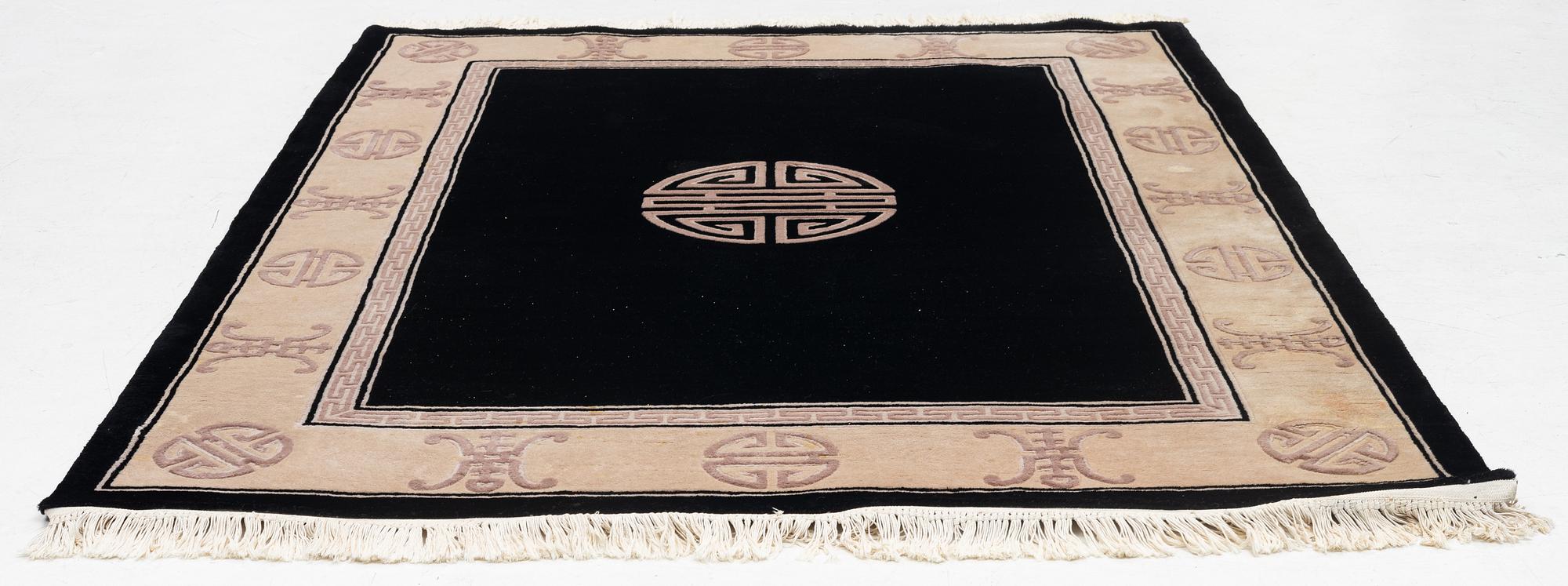 A Chinese rug, approx. 231 x 170 cm.