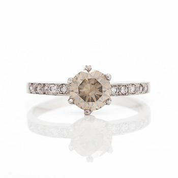 Ring, platina med en gulaktig diamant.