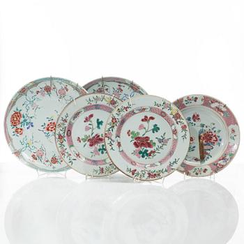 A set of three export porcelain plates and two dishes, Qing dynasty, Qianlong (1736-95).