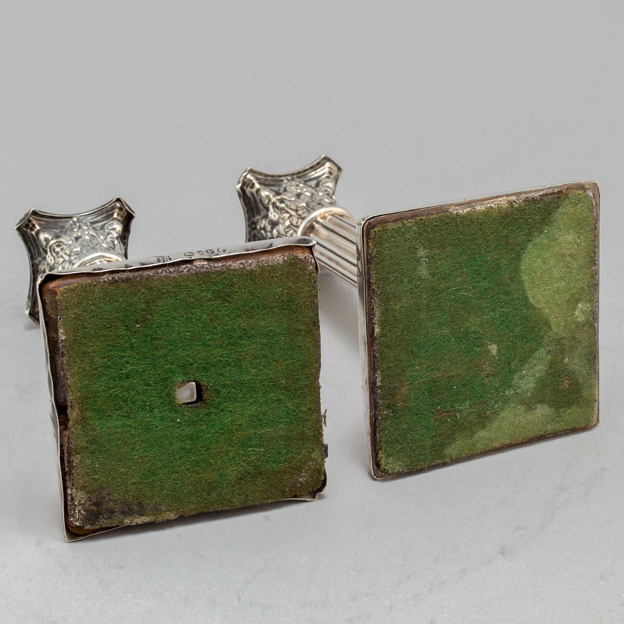 LJUSSTAKAR, ett par, silver, Thomas Bradbury III & John S Henderson, London, 1881, 504 gram.