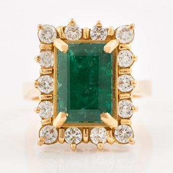 Ring, cocktail ring, 18K gold with an emerald-cut emerald and brilliant-cut diamonds.