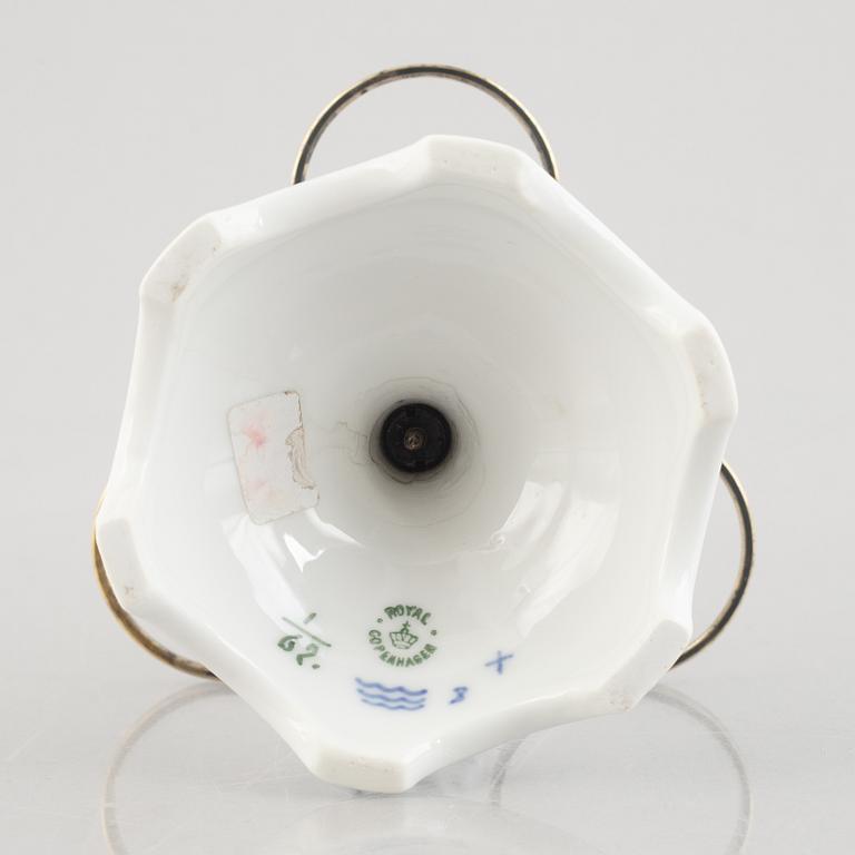 Bordsuppsats, porslin, Royal Copenhagen, "Musselmalet", modell 62, 1893-1923.