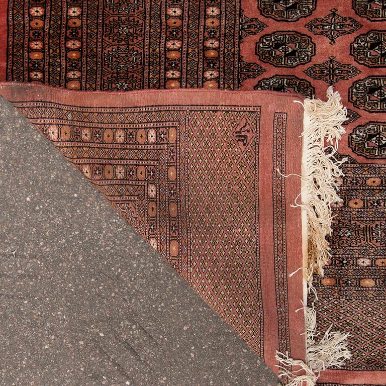 MATTO, Karachi, Pakistan. Noin 365x294 cm.