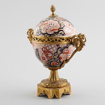 LOCKURNA, porslin, Imari, 1900-talets första hälft.