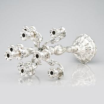 Hermann Julius Wilm, kandelabrar, silver 750, ett par, Louis XV-stil, Berlin, omkring år 1900.