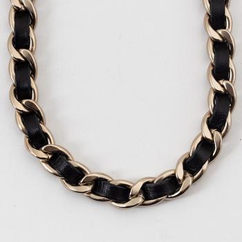 Chanel, a chain and leather belt, 2020, size M.