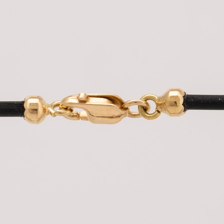 Hänge på latex, 18K med briljanter ca 0,03 ct, längd ca 40 cm, hänge ej avtagbart.