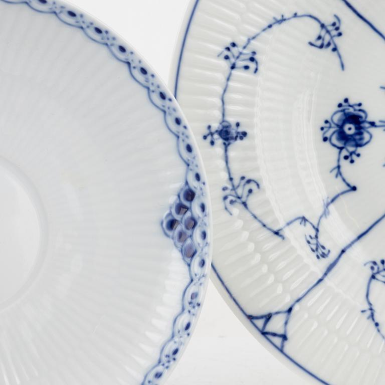 Servisdelar, 24 st, porslin, "Musselmalet" Royal Copenhagen, Danmark.