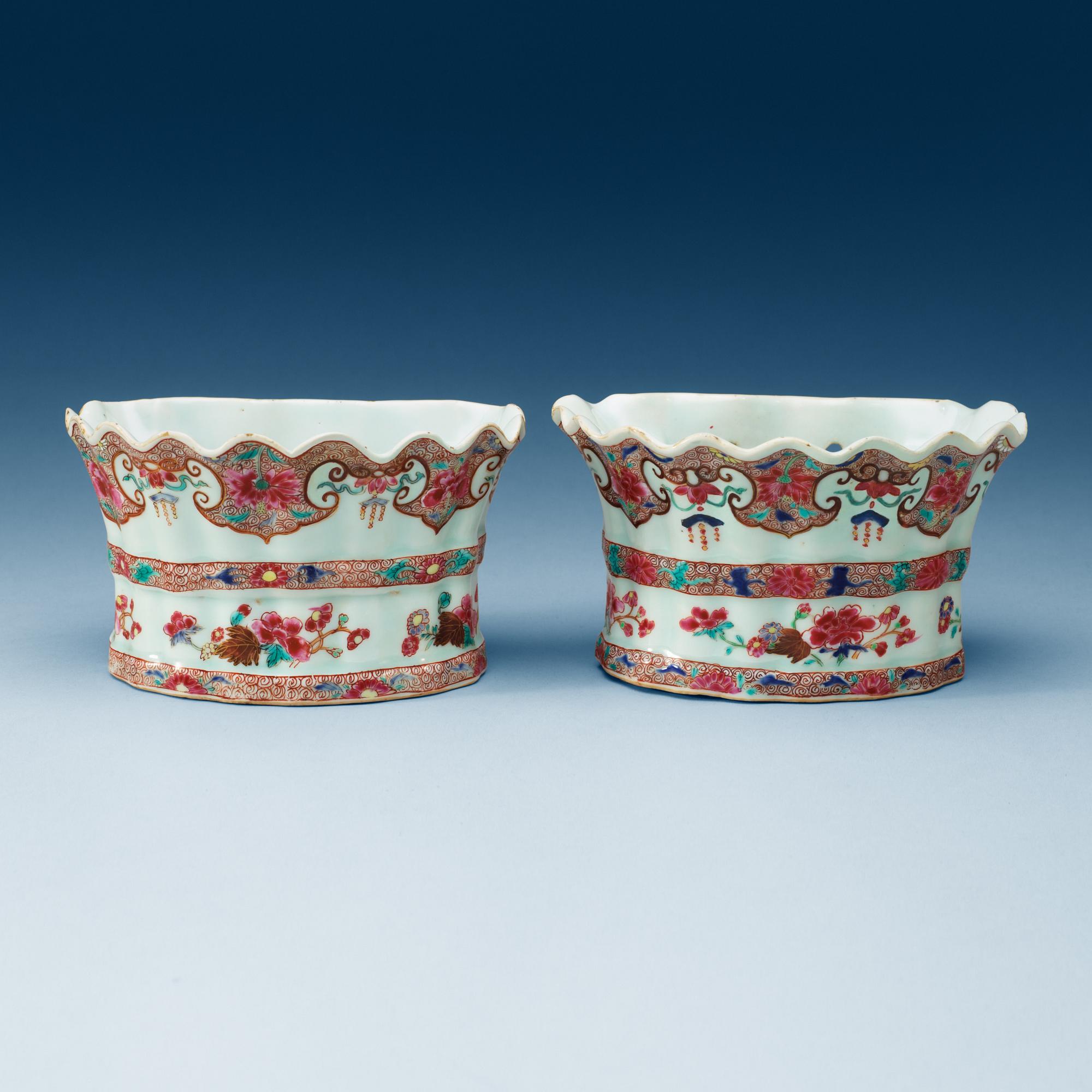 TULPANVASER för VÄGG, ett par, kompaniporslin. Qing dynastin, Qianlong (1736-95).