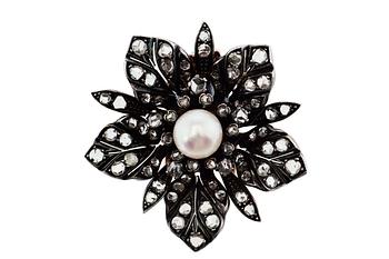 466. A DIAMOND BROOCH.