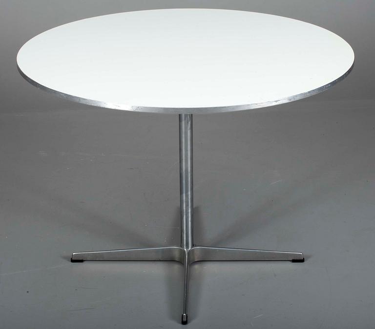 BORD, Arne Jacobsen för Fritz Hansen.