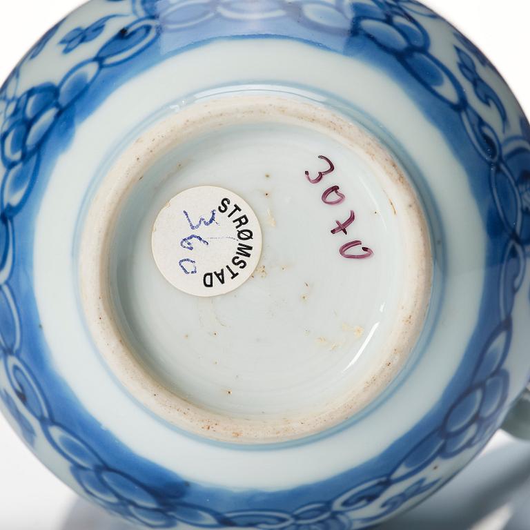 Kanna med lock, porslin, silvermonterad. Qingdynastin Kangxi (1662-1722).