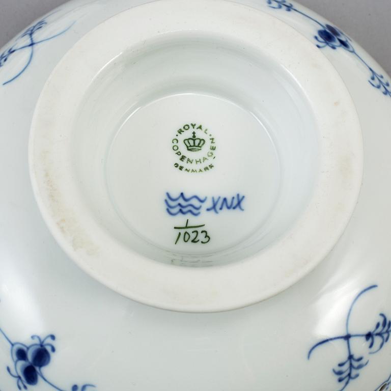 SKÅLAR PÅ FOT, 3 st,  "Musselmalet", Royal Copenhagen, Danmark.
