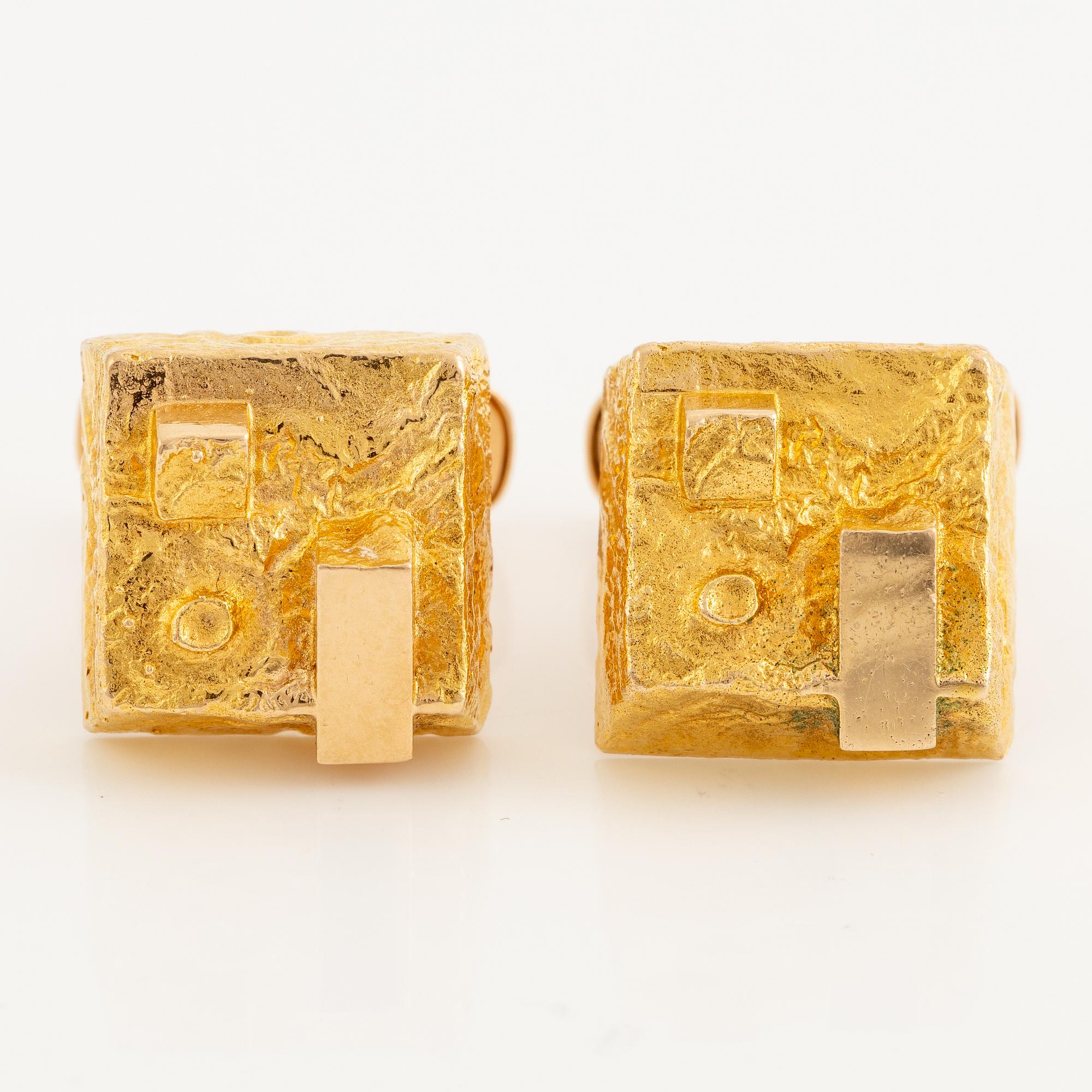 A pair of cufflinks 14K gold.