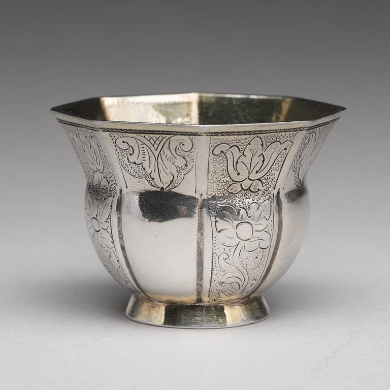 A Baltic 18th century parcel-gilt silver vodka-cup, mark of Ludolf Lüders, Narva (1726-1745).