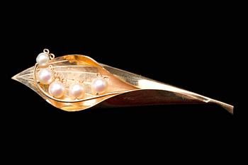BROSCH, 18 k guld med odlade pärlor, Gravyr & Guldsmedsateljen Rosen, 1957, Uddevalla. Vikt ca 4 g.