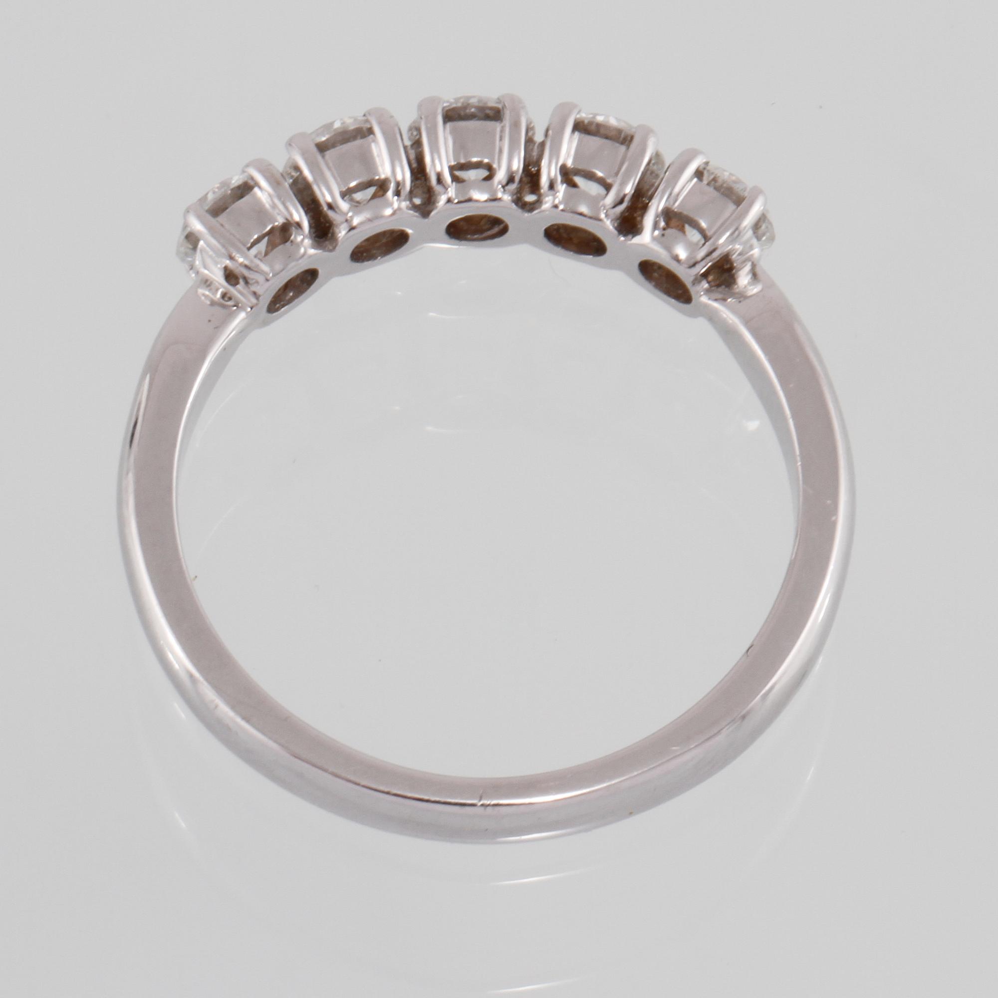 RING, 18k vitguld med 5 briljantslipade diamanter,1.01 ct. Vikt 3,9 g.