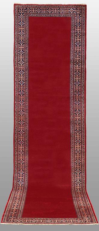 A RUNNER, Semi-antique Kashan, ca 430 x 108 cm.