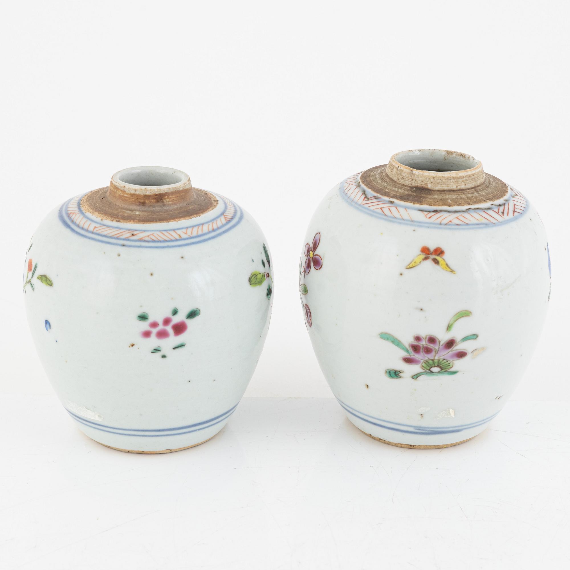 Bojaner, ett par, famille rose, Qingdynastin, Qianlong (1736-95).