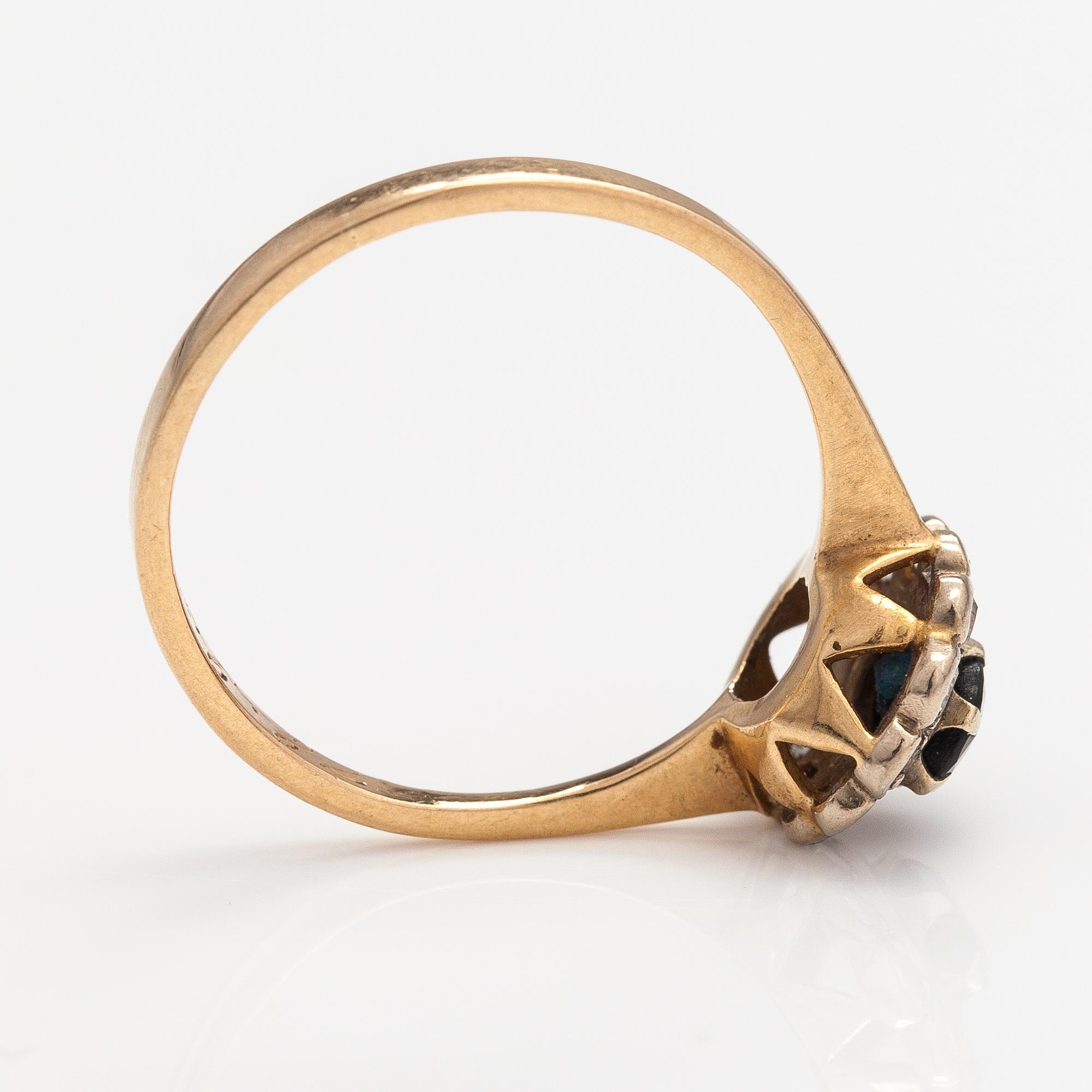 An 18K gold ring with a sapphire and diamonds ca. 0.24 ct in total.