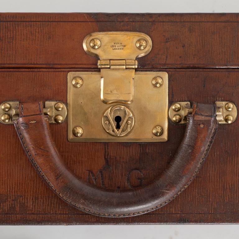 LOUIS VUITTON, a brown faux leather suitcase from around 1910.