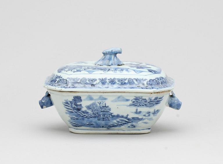 SMÖRTERRIN, porslin, Kina, Qianlong (1736-1795).