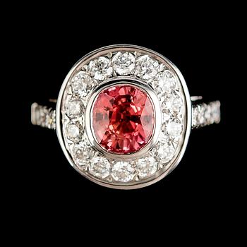 RING, 18 k, med padparadscha safir 2.10 ct och briljanter 0.95 ct TW.