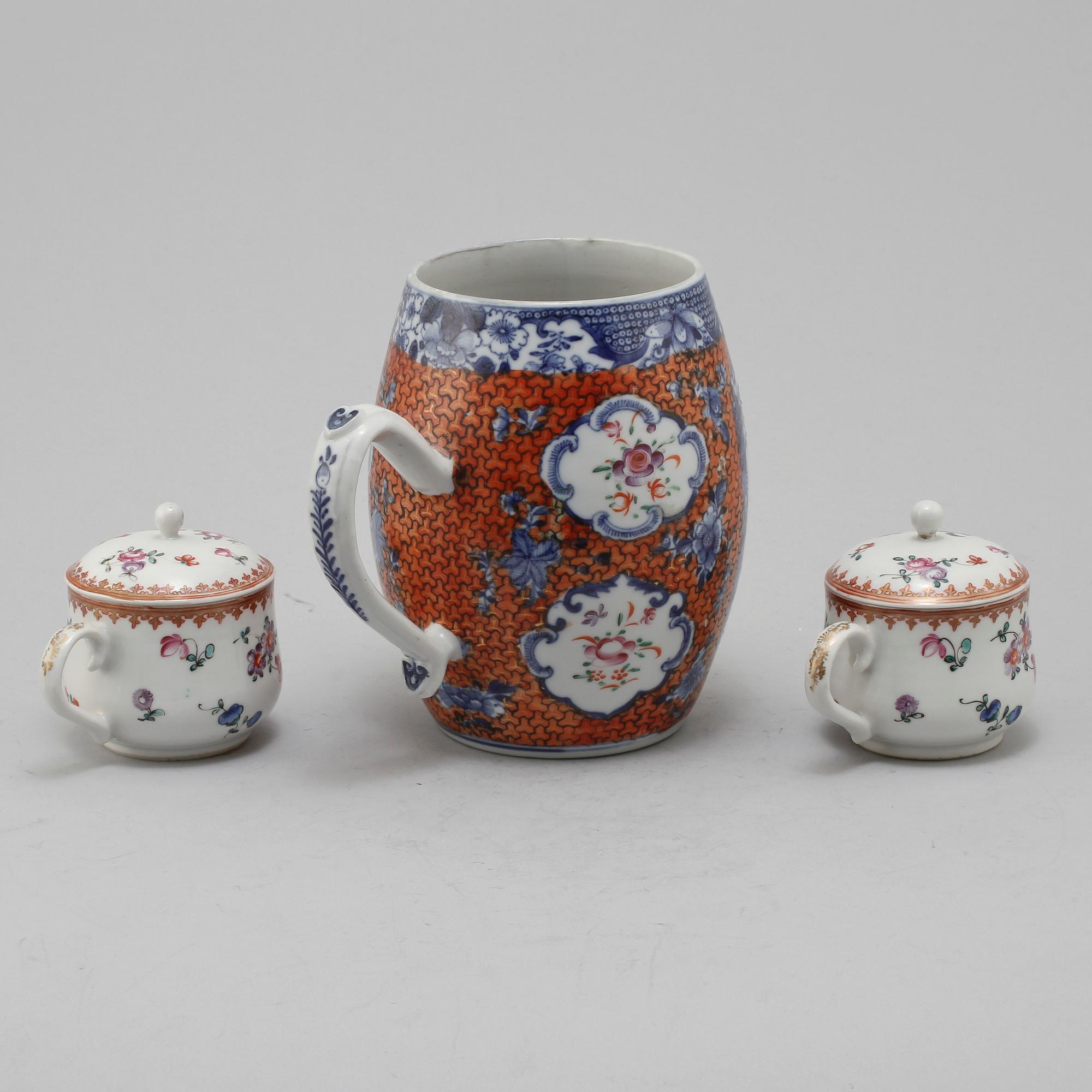 CREMEKOPPAR, ett par samt MUGG, porslin, Kina, 1700-tal.