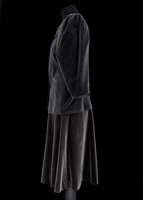 YVES SAINT LAURENT, tvådelad dräkt bestående av jacka och kjol, ur den Ryska kollektionen.