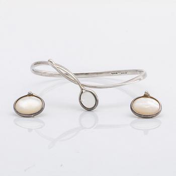 Vivianna Torun Bülow-Hübe bangle and earrings sterling silver, 1 moonstone and mother of pearl, signed Torun sterling.