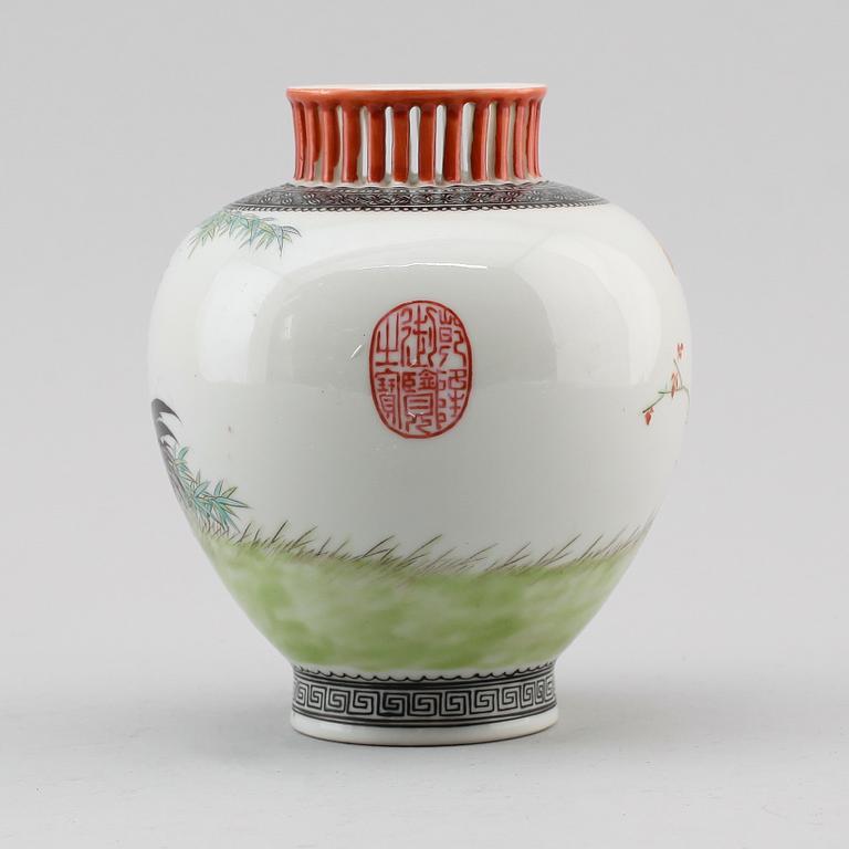 VAS, porslin, Kina, 1900-/2000-tal.