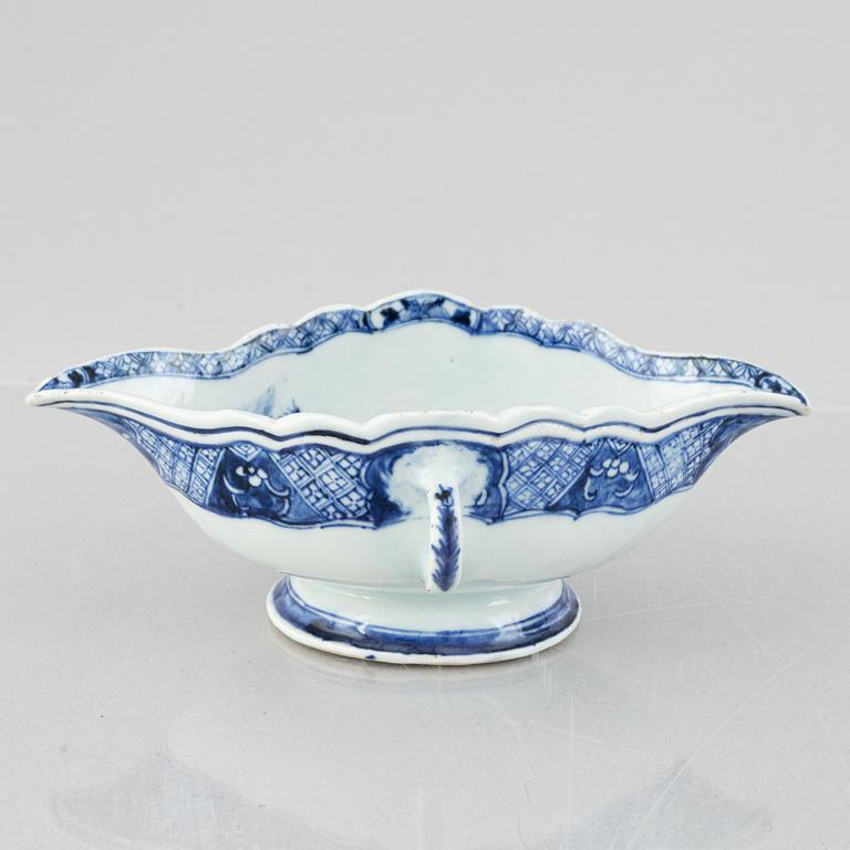 A blue and white export porcelain serving dish and sauce bowl, China, Qianlong, (1736-95).