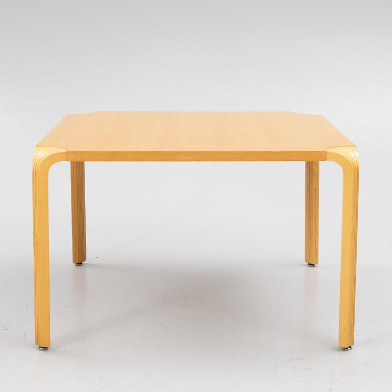 Alvar Aalto, soffbord, modell "X800A", Artek, Finland, sent 1900-tal.