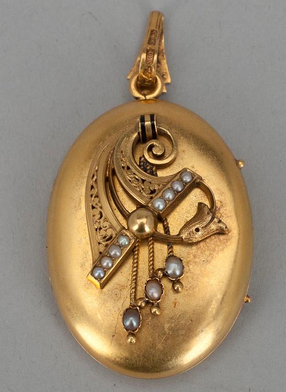 MEDALJONG, guld 18K samt pärlor, Gustaf Dahlberg, Malmö 1887. Tot. vikt ca 15,9 g.