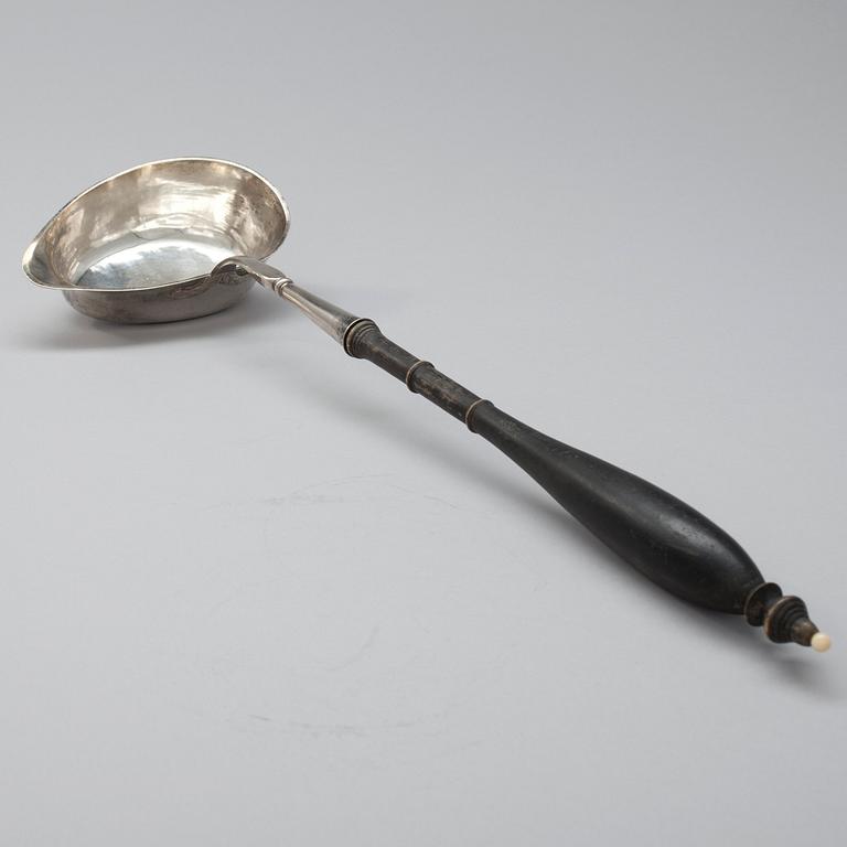 FÖRLÄGGARE, silver, träskaft, benknopp. Gustaf Wallin, Jakobstad 1842.