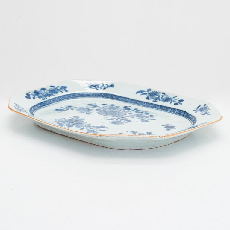 A blue and white porcelain dish, China, Jiaqing (1796-1820).