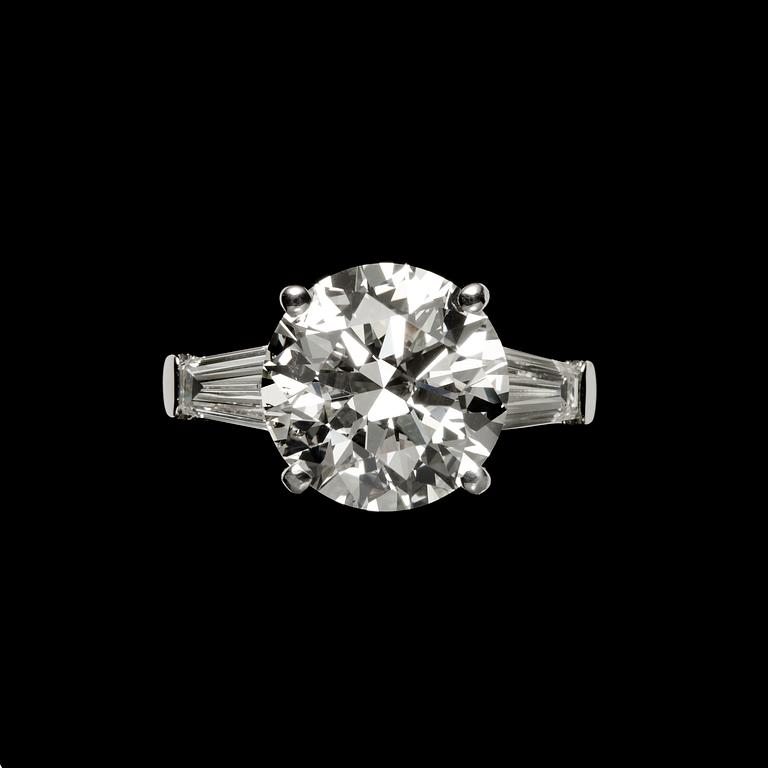 A brilliant cut diamond ring, 6.07 ct. Cert. HRD.
