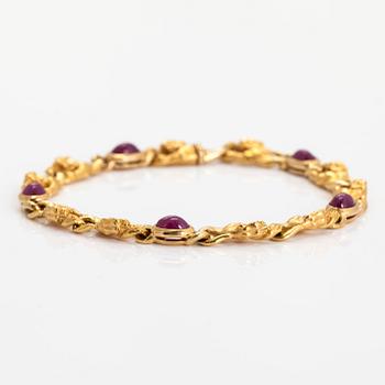 Carrera y Carrera, an 18K gold bracelet, in the shape of panthers with cabochon-cut rubies.