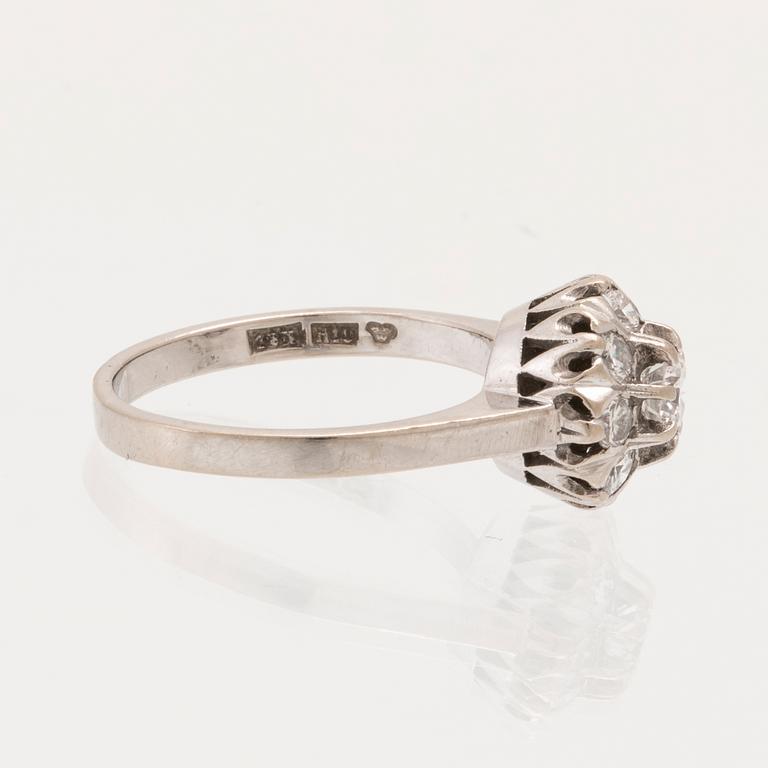 Ring in 18K white gold with round brilliant-cut diamonds.