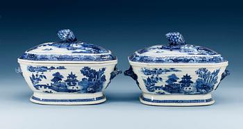 1533. A pair of blue and white tureens with covers, Qing dynasty, Qianlong (1736-95). (2).