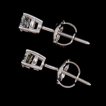 ÖRHÄNGEN, 1 par, 14 k vitguld, briljantslipade diamanter tot ca 0.33 ct. Vikt ca 0,7 g.