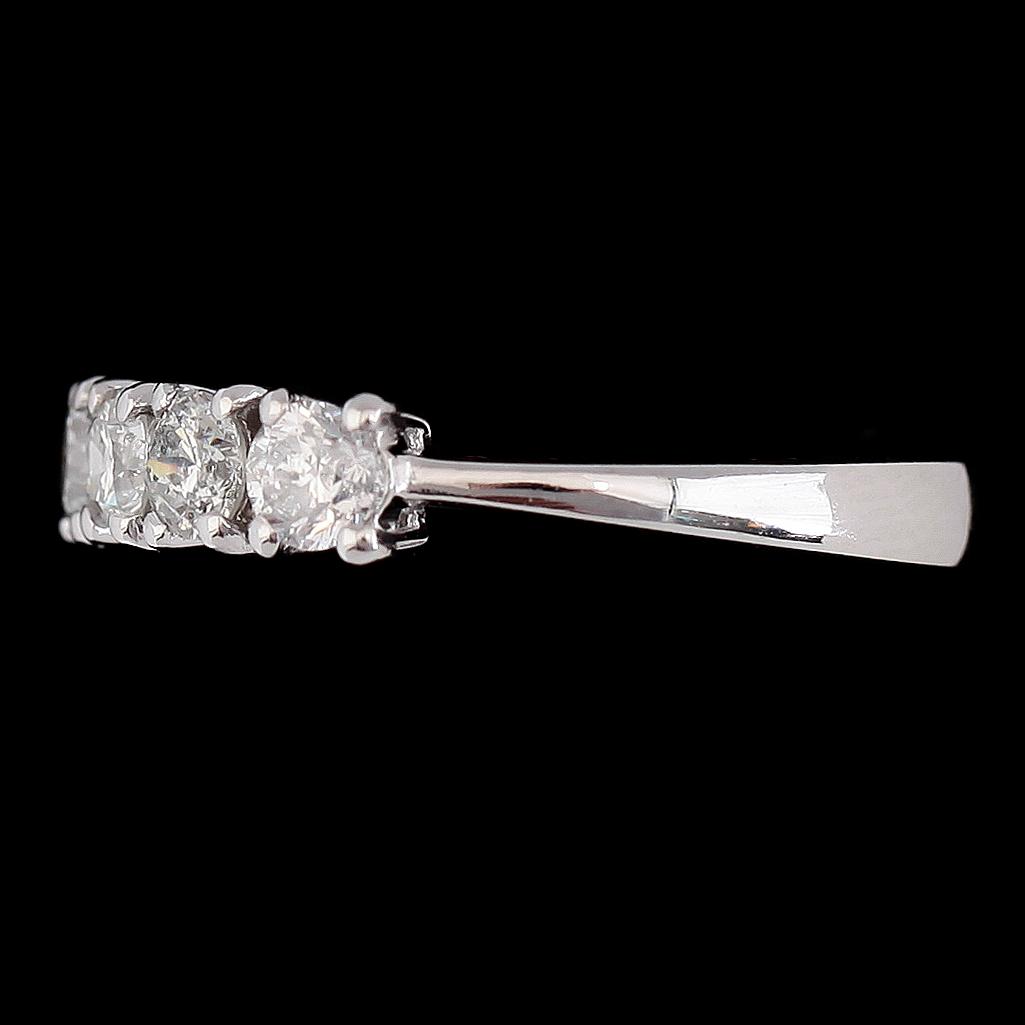 RING, 18K vitguld, 7 briljantslipade diamanter tot ca 1.46 ct.