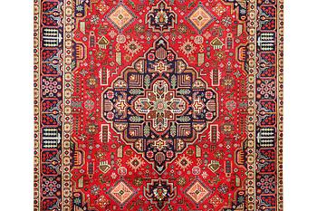 A Tabriz carpet, c. 296 x 185 cm.