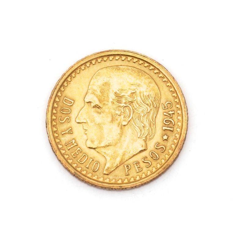 A MEXICAN 1 PESO GOLD COIN, 1945. Ca 2 grams.