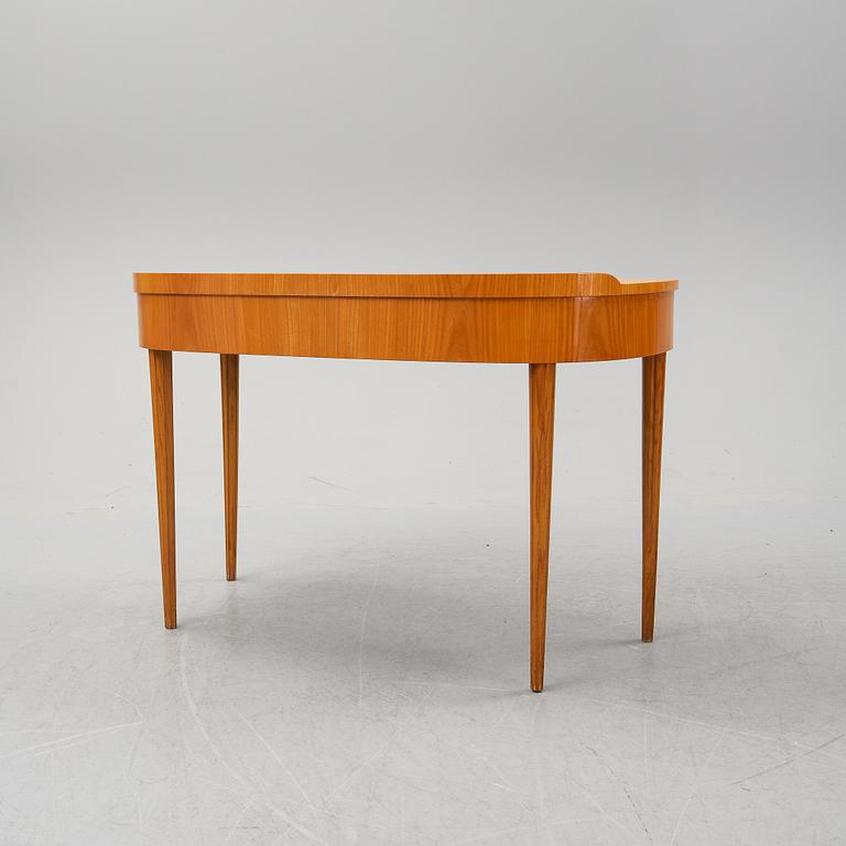 A mid 20th Century dressing table.