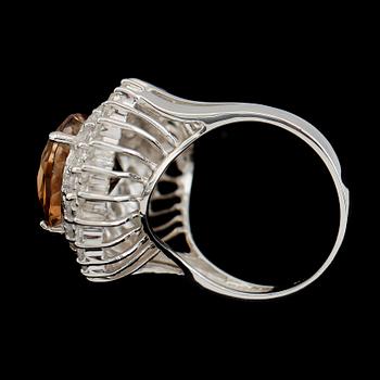 RING, vitguldspläterat sterlingsilver, champagnefärgad topas ca 11.50 ct, vita safirer tot ca 0.85 ct.