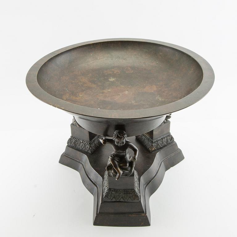 Goblet on foot Antique style 20th century patinated bronze.