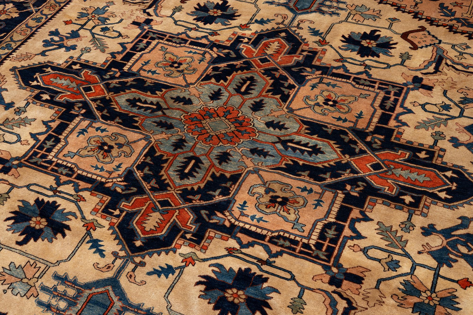 Matta Heriz, ca 365 x 350 cm.